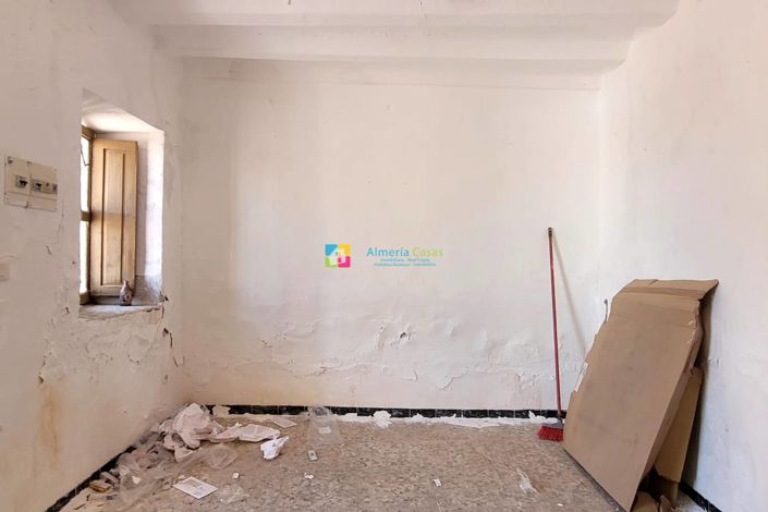 Image No.3-7 Bed Townhouse for sale