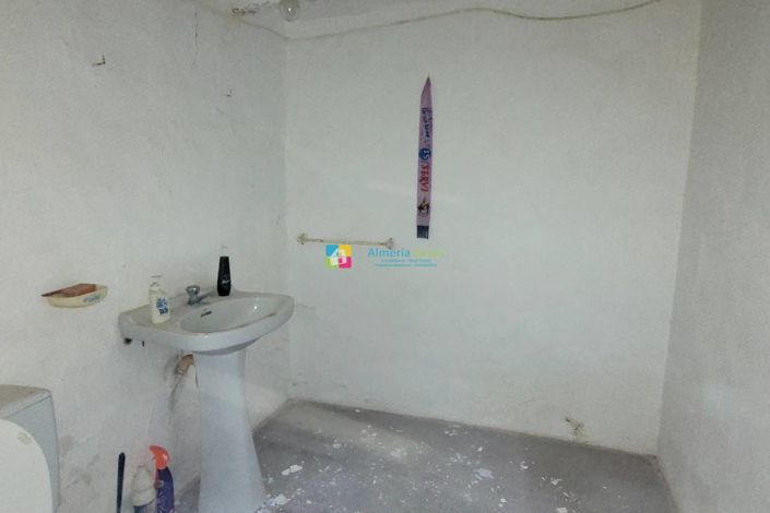 Image No.31-7 Bed Townhouse for sale