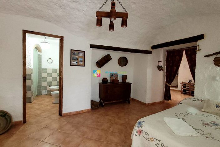 Image No.16-4 Bed House for sale