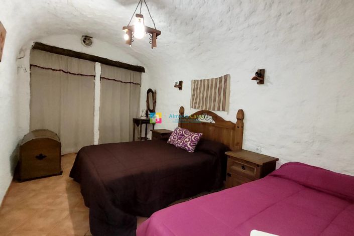 Image No.20-4 Bed House for sale