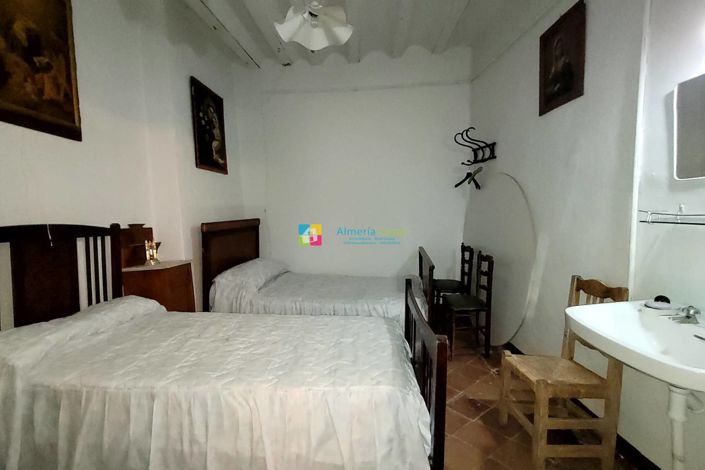 Image No.11-9 Bed Townhouse for sale