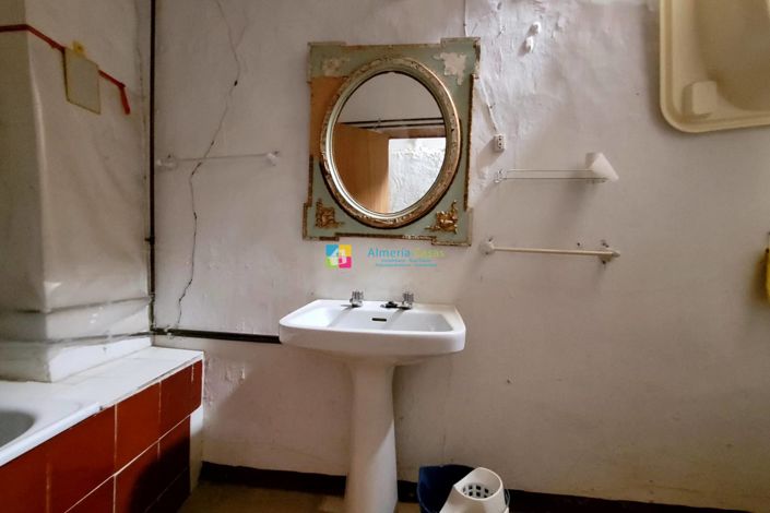 Image No.40-9 Bed Townhouse for sale