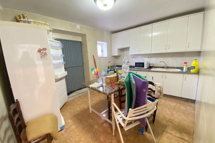 Image No.17-6 Bed Townhouse for sale