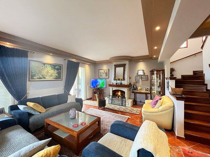 Image No.10-3 Bed Property for sale