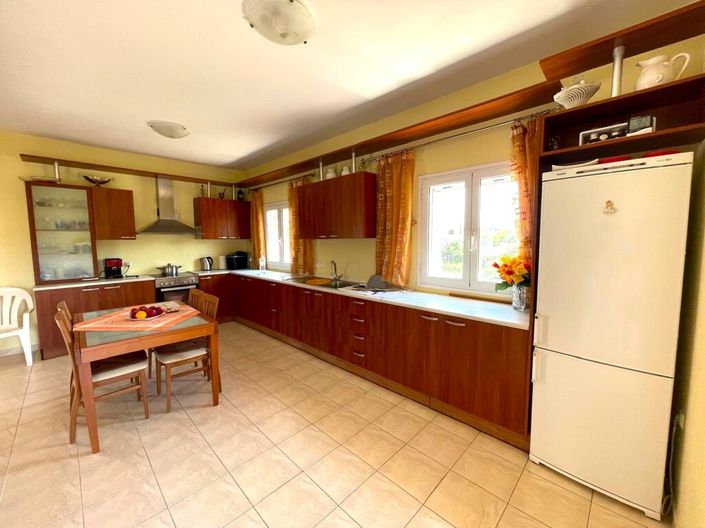 Image No.8-3 Bed Property for sale