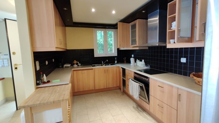 Image No.18-6 Bed Property for sale