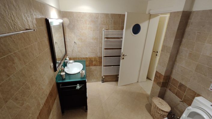 Image No.24-6 Bed Property for sale