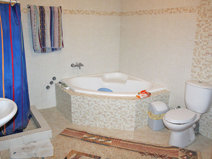 Image No.12-5 Bed Property for sale