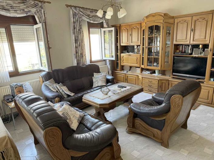 Image No.18-6 Bed Property for sale