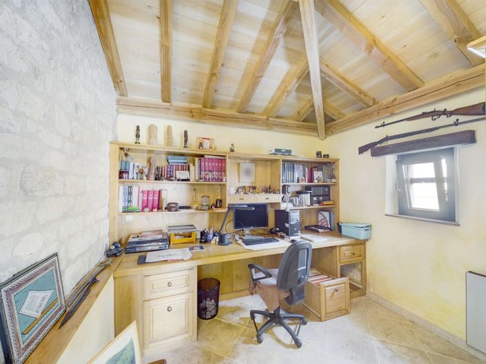 Image No.10-4 Bed House for sale