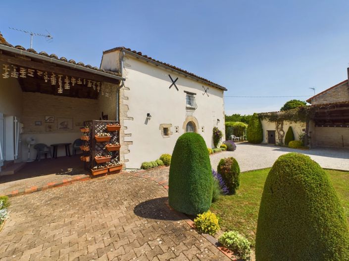 Image No.2-Maison de village de 4 chambres à vendre à Paizay-le-Chapt