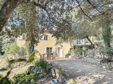 1 - Lorgues, Property