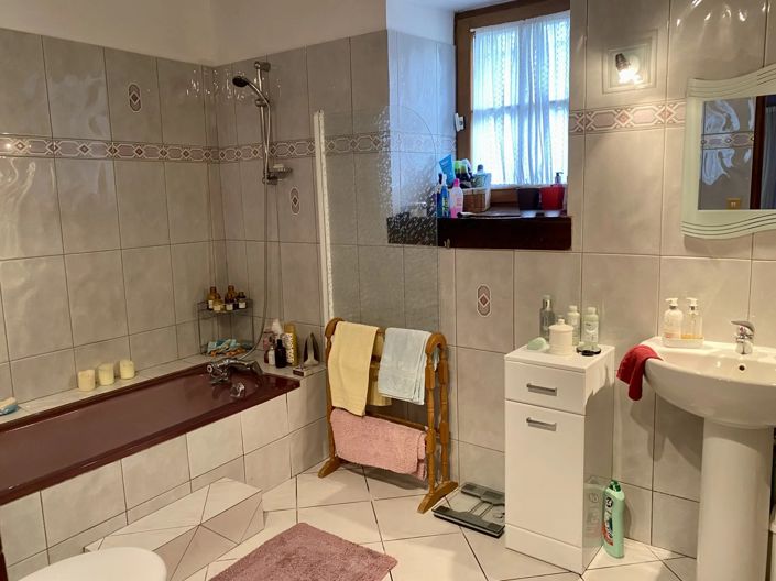 Image No.7-5 Bed House for sale