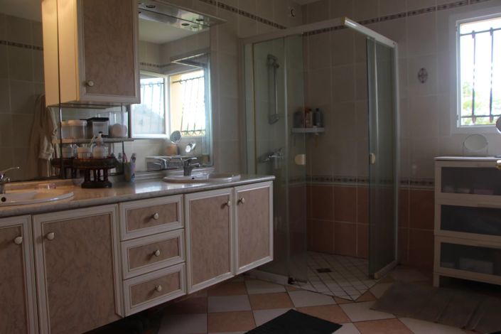 Image No.8-6 Bed House for sale