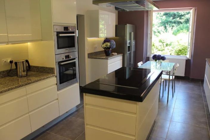 Image No.8-8 Bed House for sale