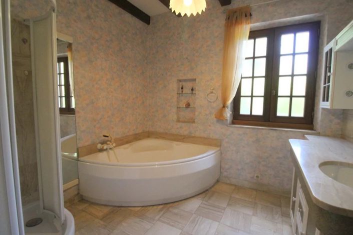 Image No.8-5 Bed House for sale