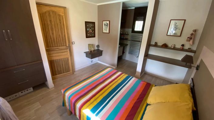 Image No.8-4 Bed House for sale