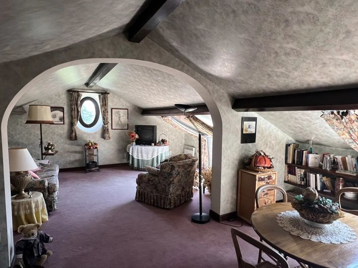 Image No.8-6 Bed House for sale