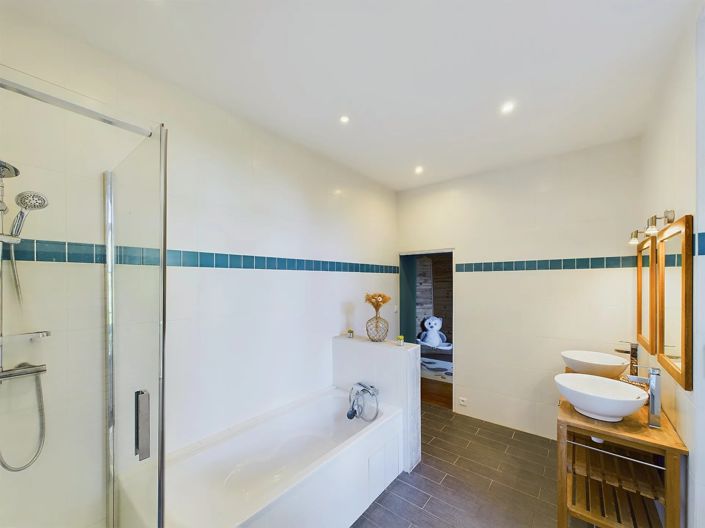 Image No.10-9 Bed House for sale