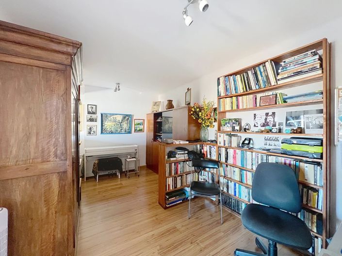 Image No.6-3 Bed Property for sale