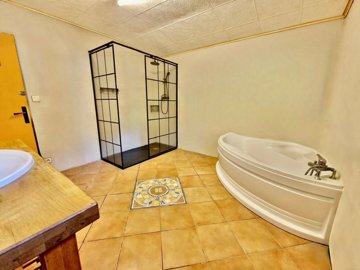 cd04d9e5877639bd6dd078aab3d1d10c68542b227e192