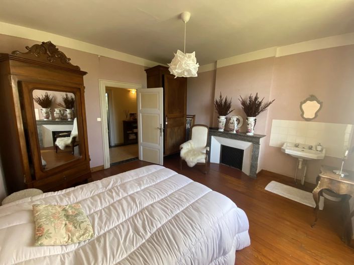 Image No.8-5 Bed House for sale