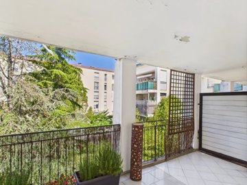 1 - Aix-en-Provence, Property