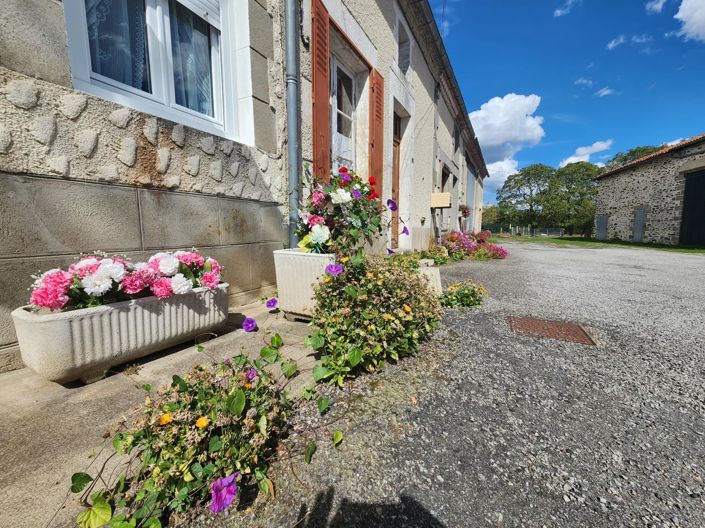 Image No.2-Maison de 1 chambre à vendre à Bussiere-Poitevine
