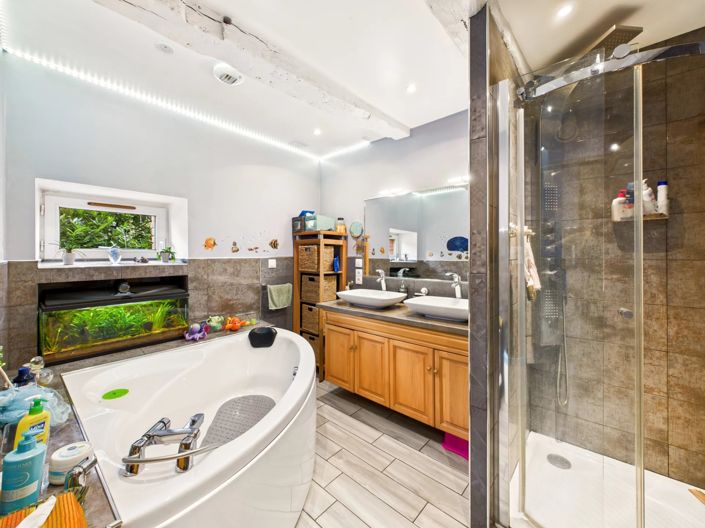 Image No.7-7 Bed House for sale