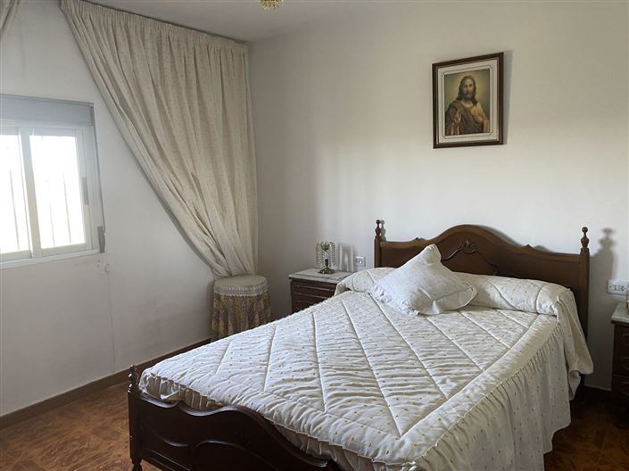 Image No.16-6 Bed Property for sale