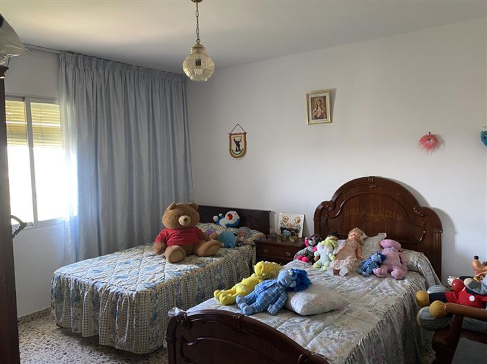 Image No.23-6 Bed Property for sale