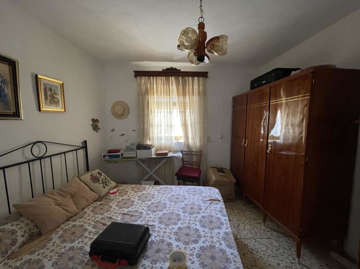 Image No.15-5 Bed Property for sale