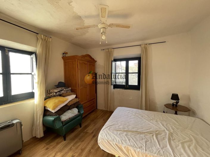 Image No.14-5 Bed Property for sale