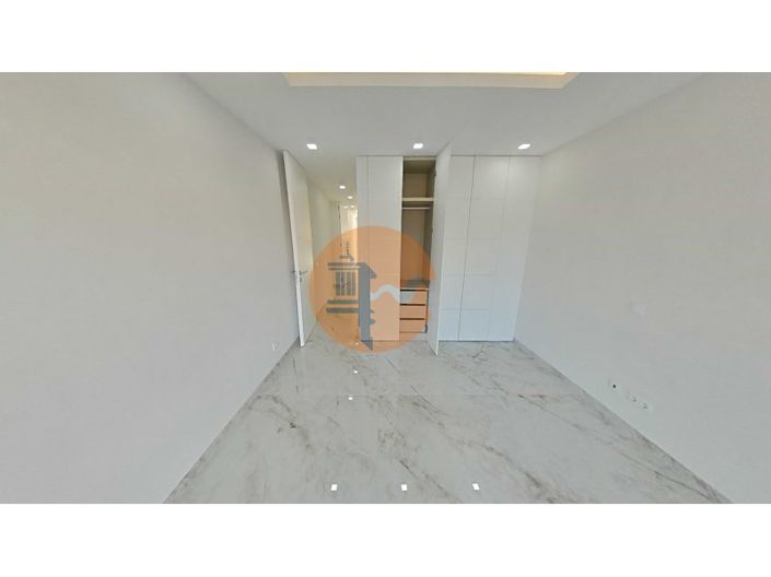 Image No.11-3 Bed Apartment for sale