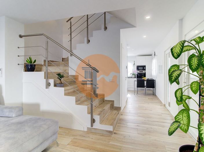 Image No.11-2 Bed House for sale