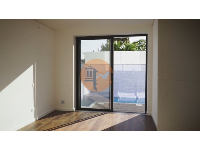 Image No.11-3 Bed House for sale