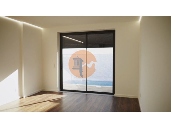 Image No.8-3 Bed House for sale