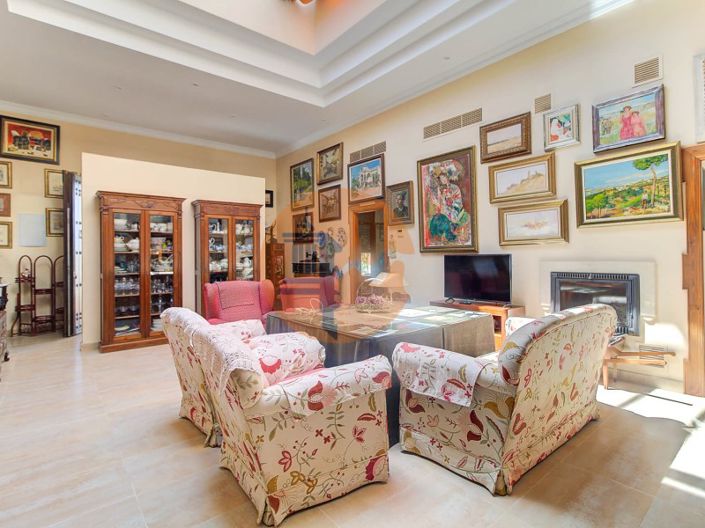 Image No.2-4 Bed House for sale