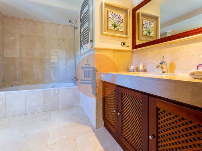 Image No.18-5 Bed House for sale