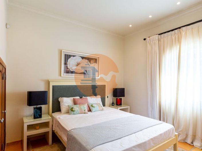 Image No.41-5 Bed House for sale