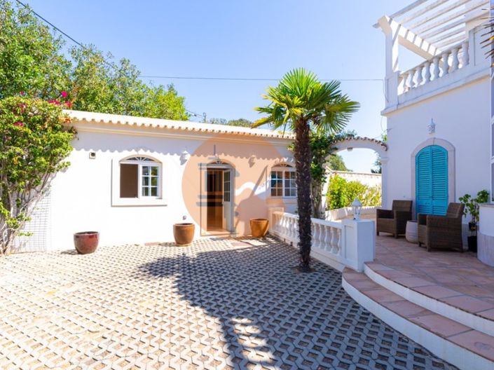 Image No.8-5 Bed House for sale