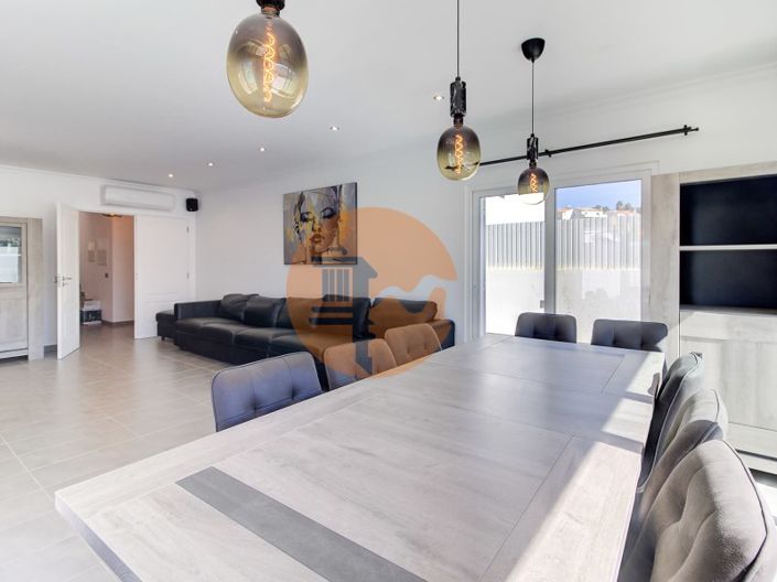 Image No.6-4 Bed House for sale