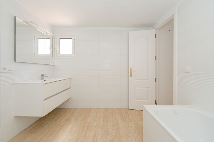 Image No.31-6 Bed Villa for sale