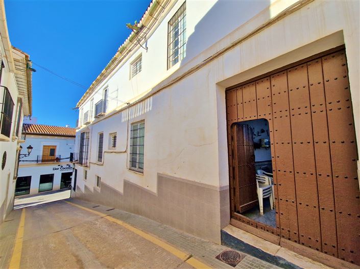 Image No.12-12 Bed Townhouse for sale