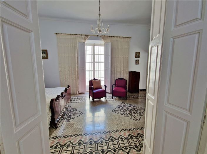 Image No.18-12 Bed Townhouse for sale