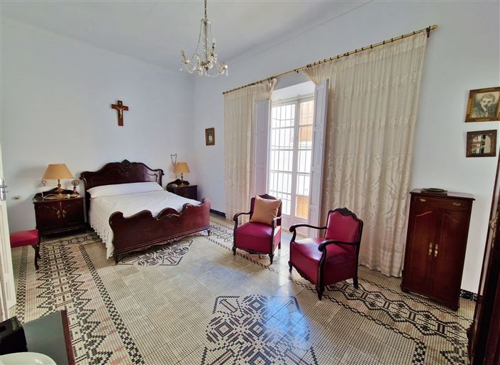 Image No.19-12 Bed Townhouse for sale