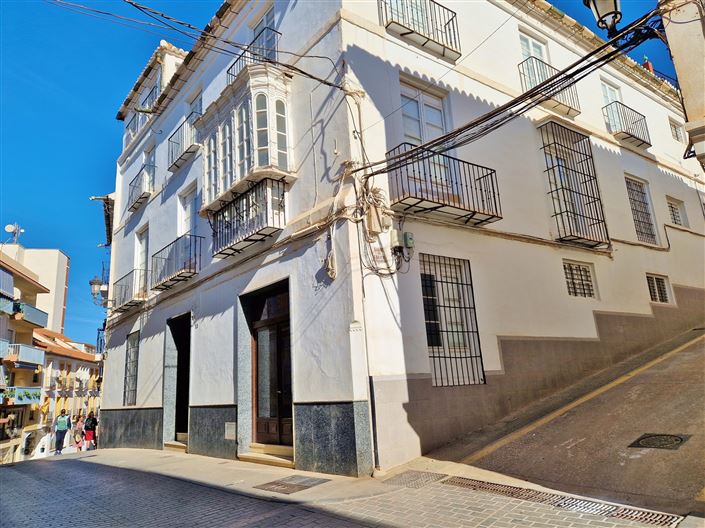 Image No.2-12 Bed Townhouse for sale