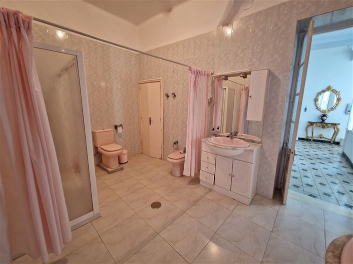 Image No.21-12 Bed Townhouse for sale