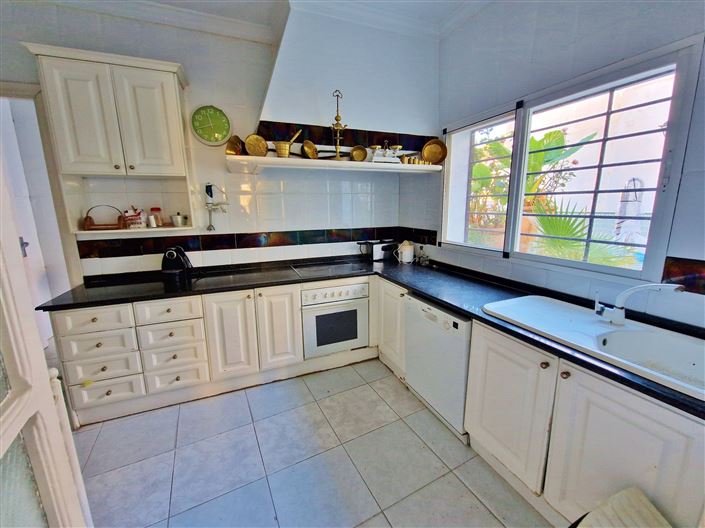 Image No.24-12 Bed Townhouse for sale