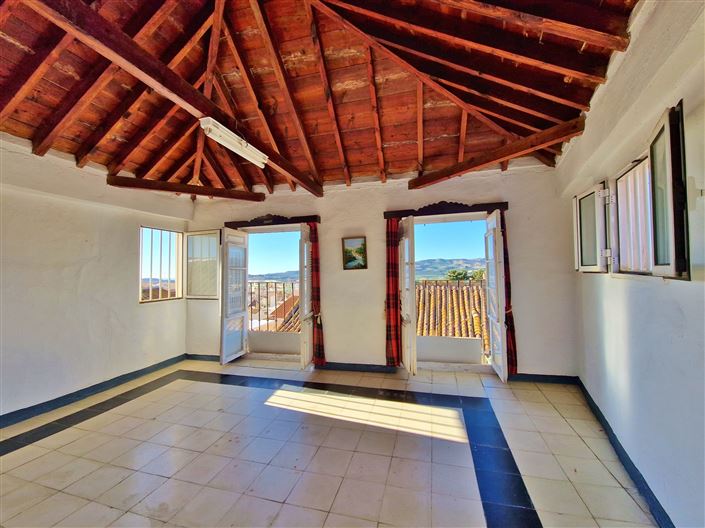 Image No.35-12 Bed Townhouse for sale